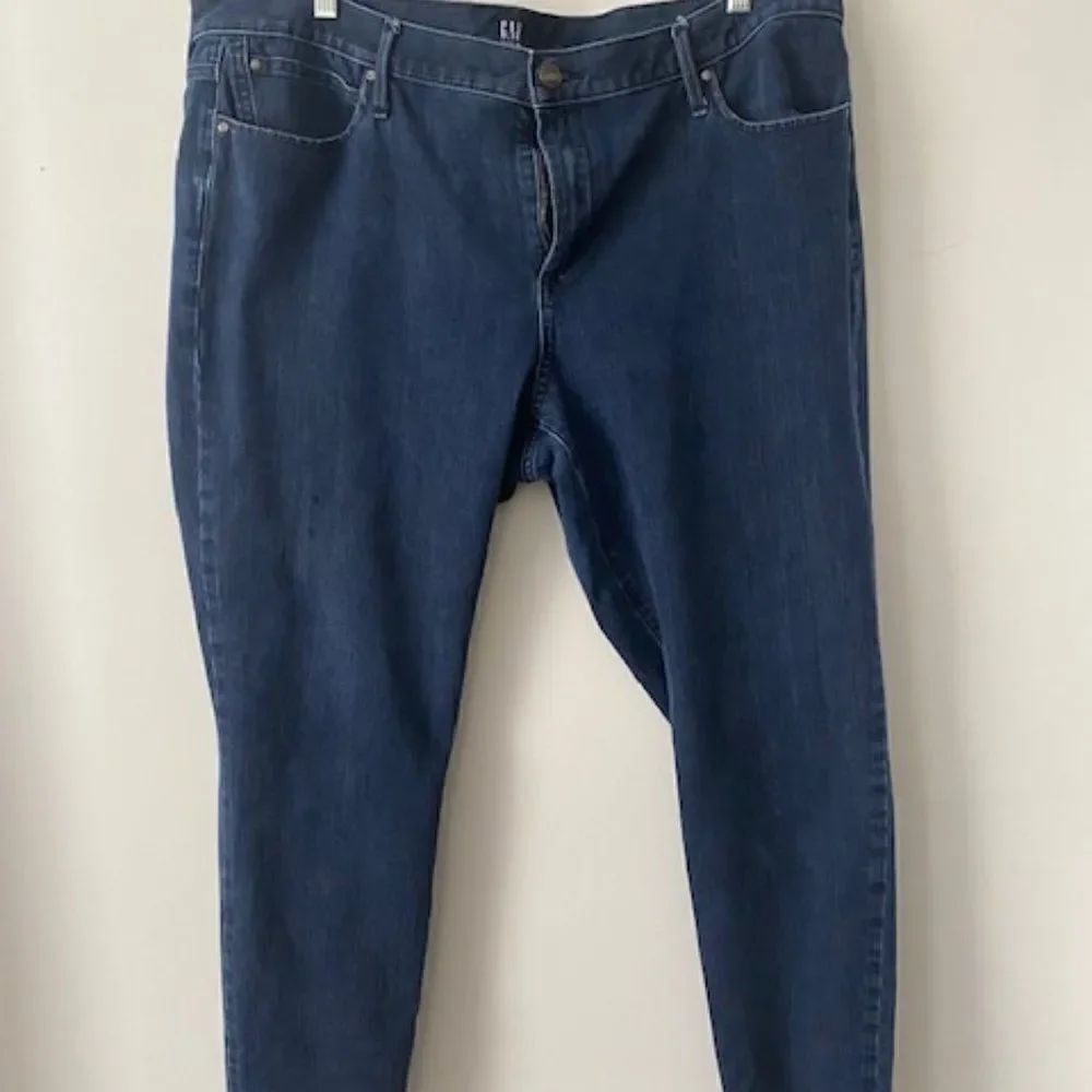 GAP True Skinny 5 pocket distressed jeans, size 35R